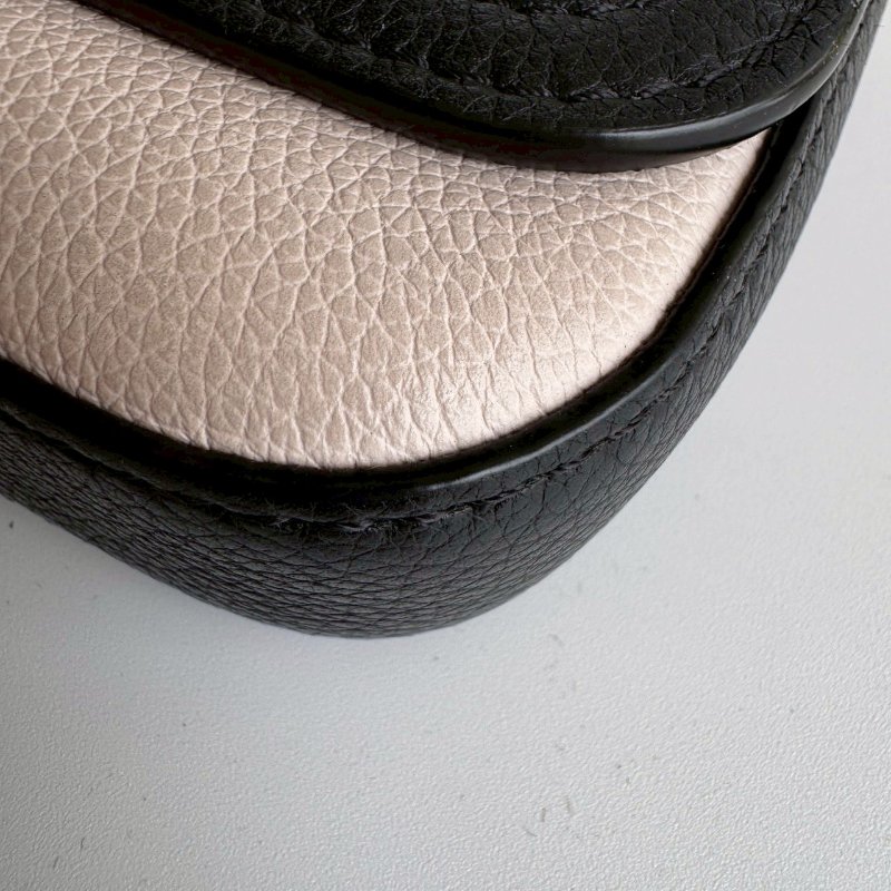 ‼️出門輕鬆帶💫 LV 米白皮革手機鏈包-1