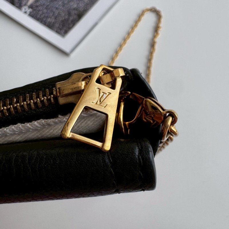 ‼️出門輕鬆帶💫 LV 米白皮革手機鏈包-4