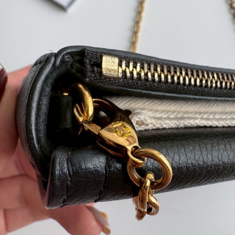 ‼️出門輕鬆帶💫 LV 米白皮革手機鏈包-5