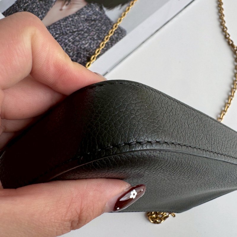 ‼️出門輕鬆帶💫 LV 米白皮革手機鏈包-6