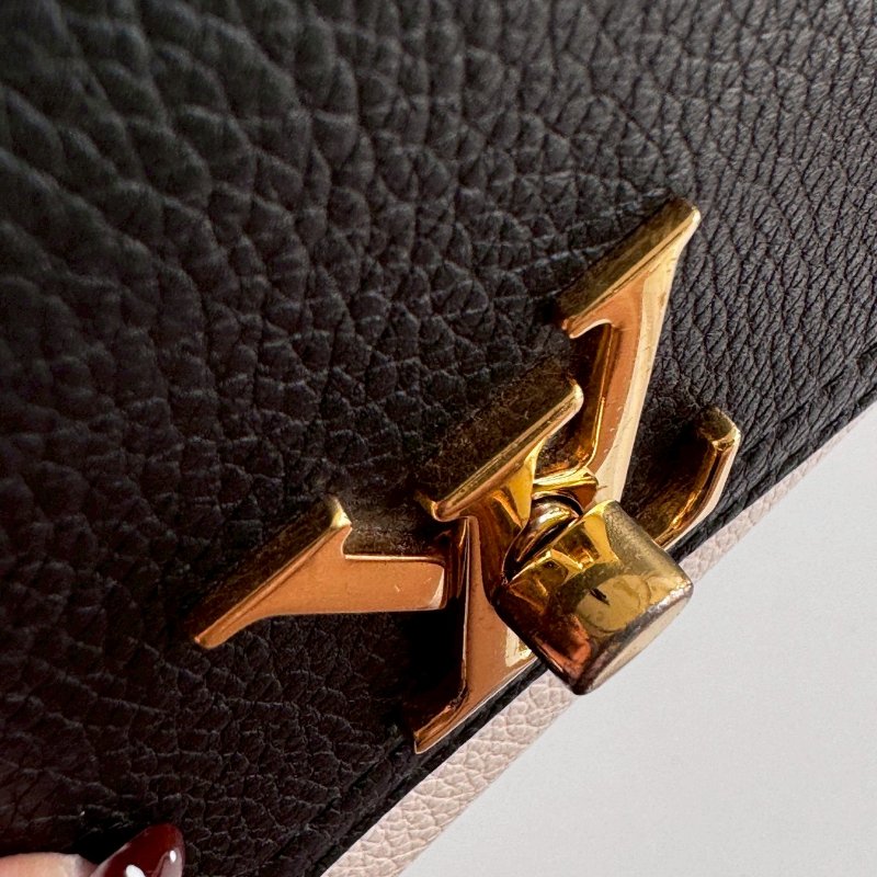 ‼️出門輕鬆帶💫 LV 米白皮革手機鏈包-8