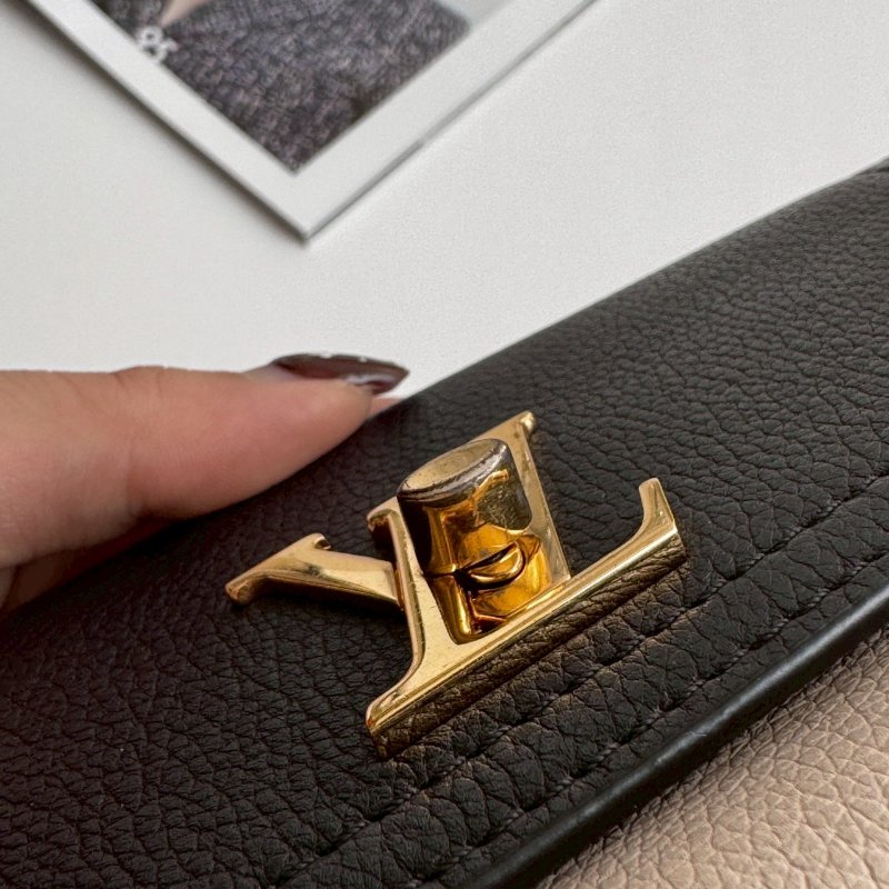 ‼️出門輕鬆帶💫 LV 米白皮革手機鏈包-9