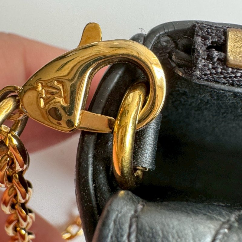 ‼️出門輕鬆帶💫 LV 米白皮革手機鏈包-10