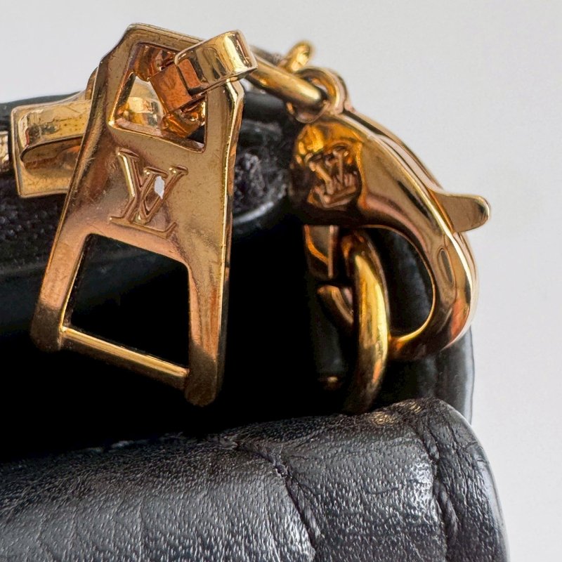 ‼️出門輕鬆帶💫 LV 米白皮革手機鏈包-11