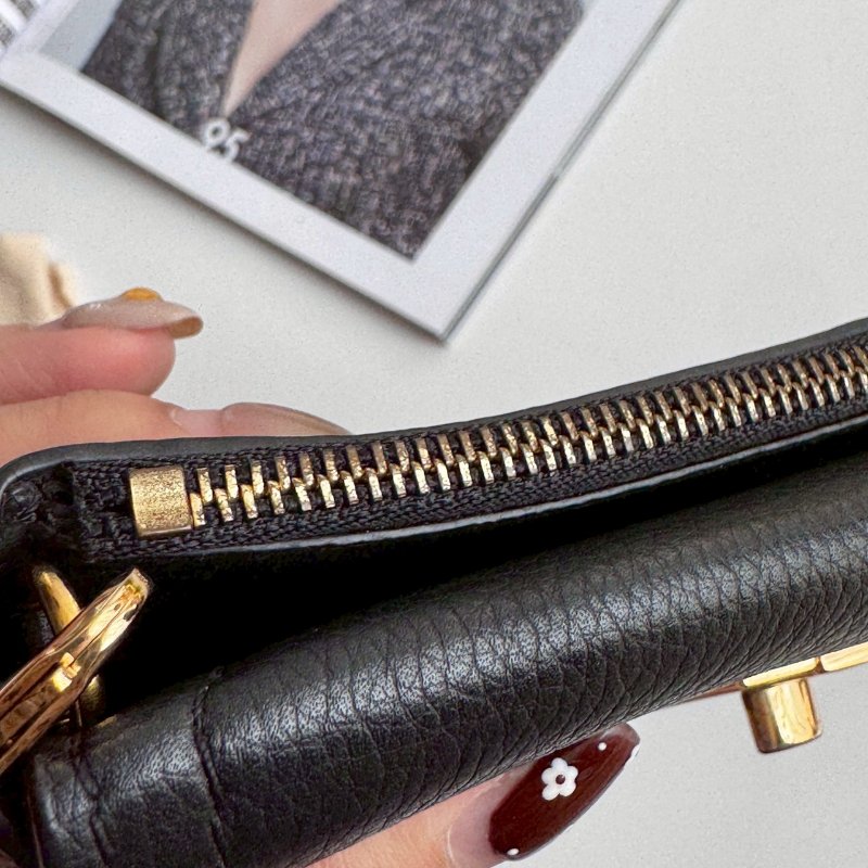 ‼️出門輕鬆帶💫 LV 米白皮革手機鏈包-12