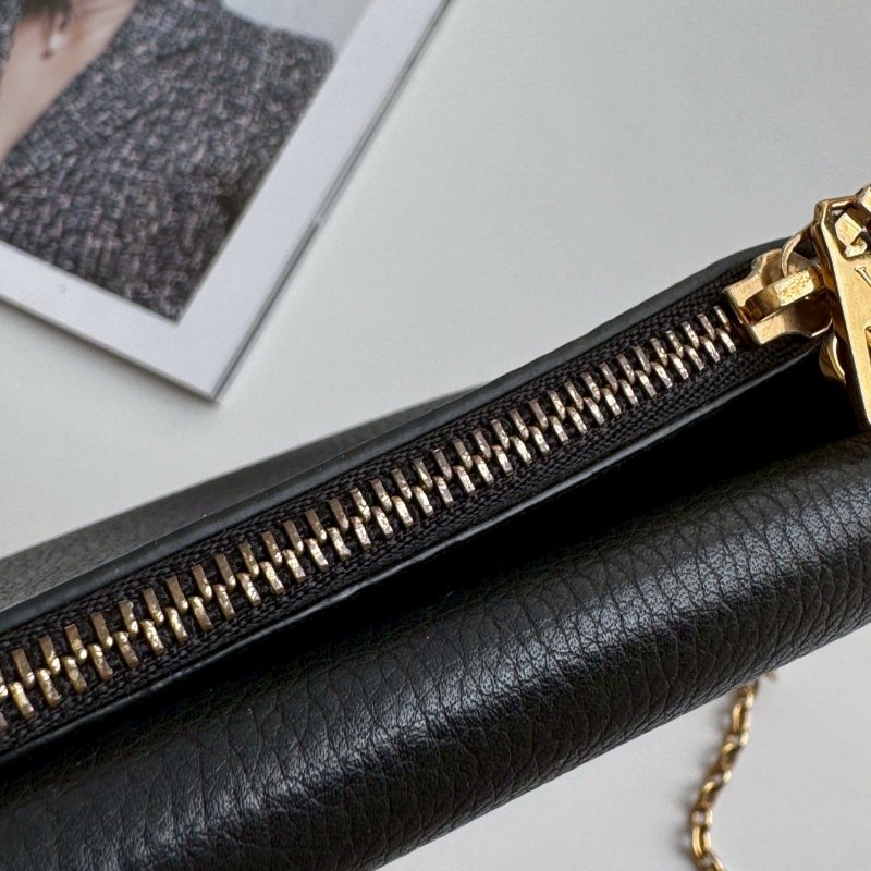 ‼️出門輕鬆帶💫 LV 米白皮革手機鏈包-13