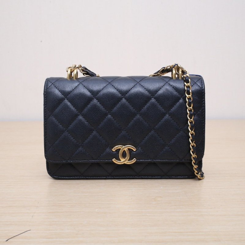 CHANEL 22K手柄CFWOC黑色荔枝牛皮晶片金扣雙C吊飾肩背包-1