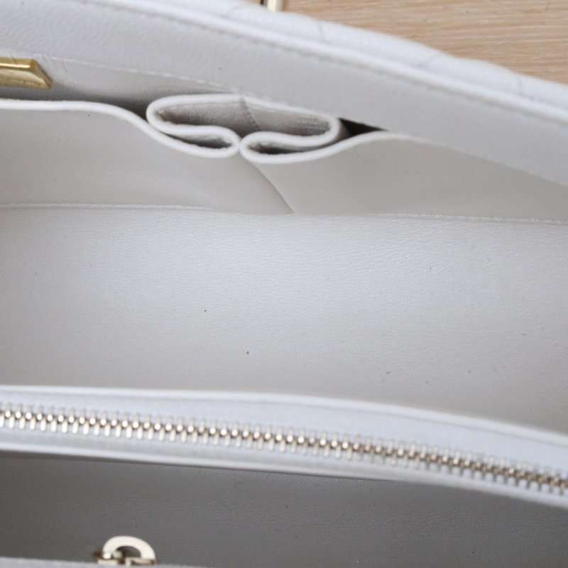 CHANEL CocoHandle中號29白色荔枝牛皮晶片金扣肩背包-3