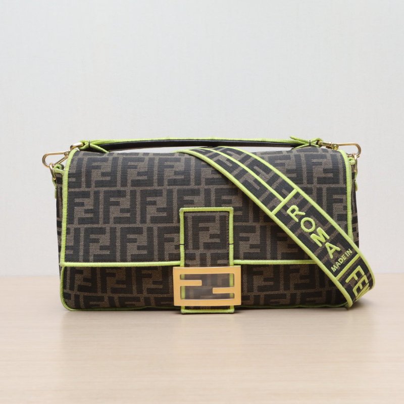 FENDI Baguette法棍包大號老花帆布金扣肩背包-1