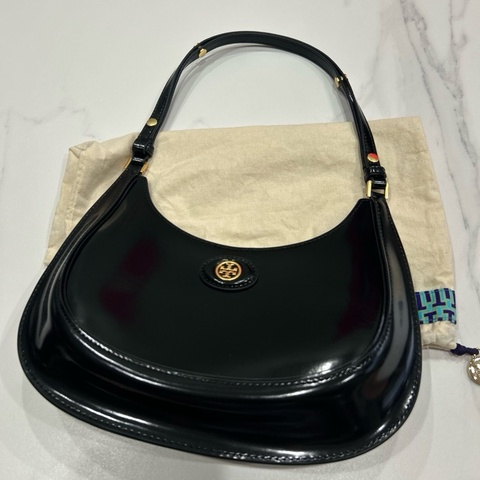 TORY BURCH  ROBINSON 漆皮手提/肩背新月包 黑色