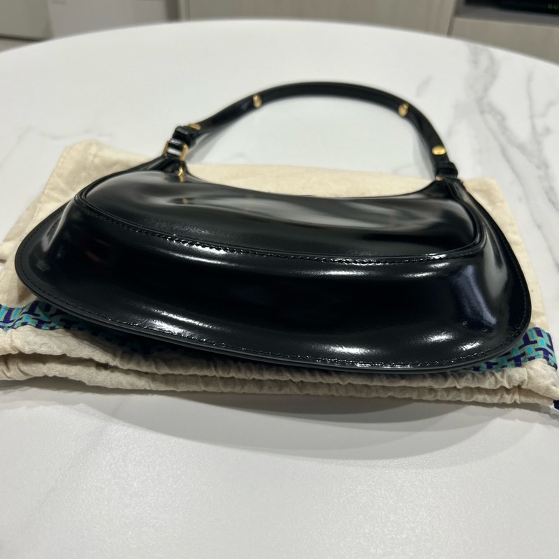 TORY BURCH  ROBINSON 漆皮手提/肩背新月包 黑色-2