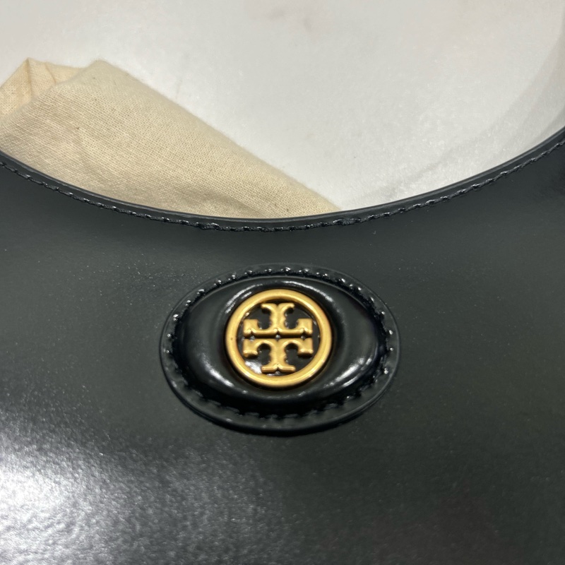 TORY BURCH  ROBINSON 漆皮手提/肩背新月包 黑色-10