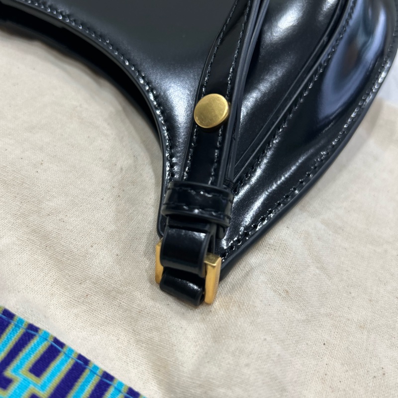 TORY BURCH  ROBINSON 漆皮手提/肩背新月包 黑色-11