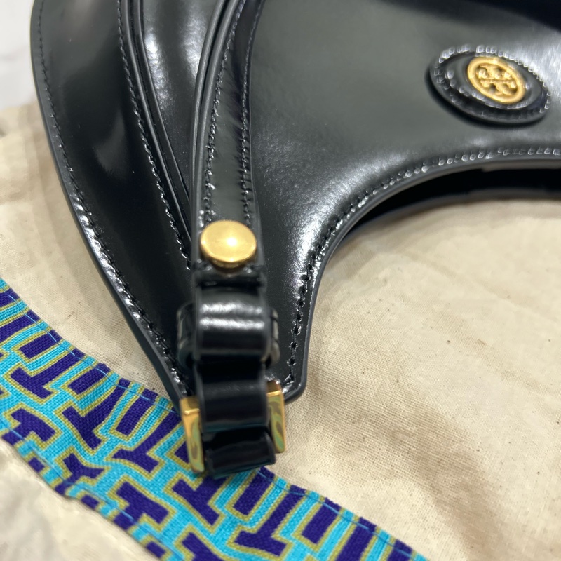 TORY BURCH  ROBINSON 漆皮手提/肩背新月包 黑色-12