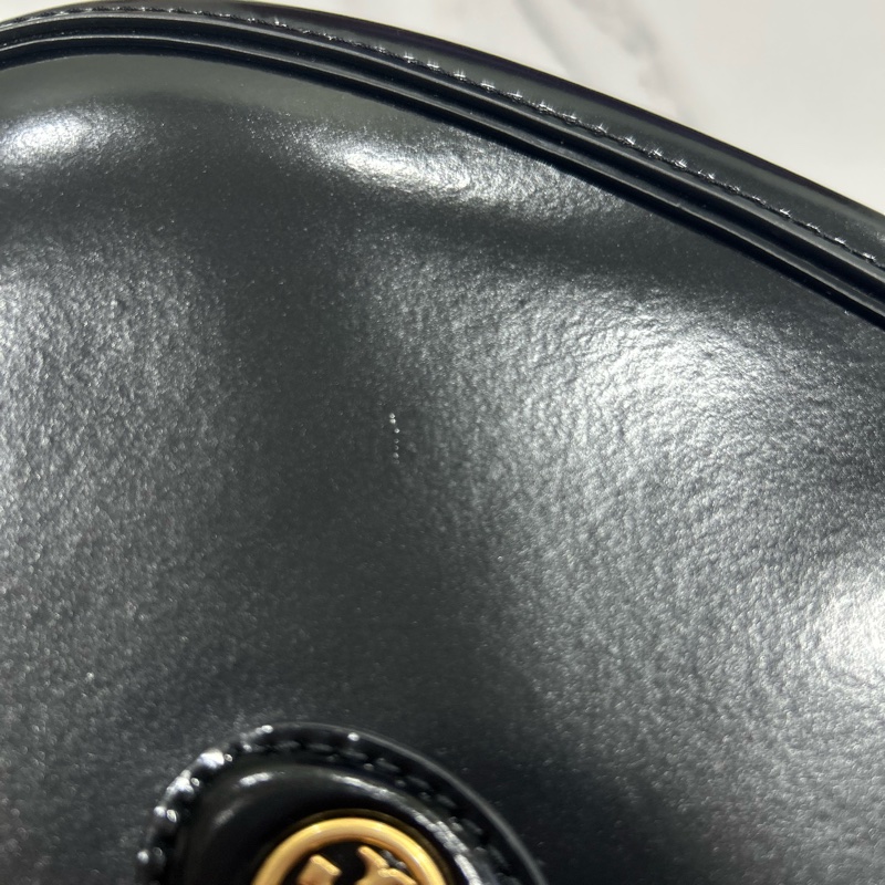TORY BURCH  ROBINSON 漆皮手提/肩背新月包 黑色-13