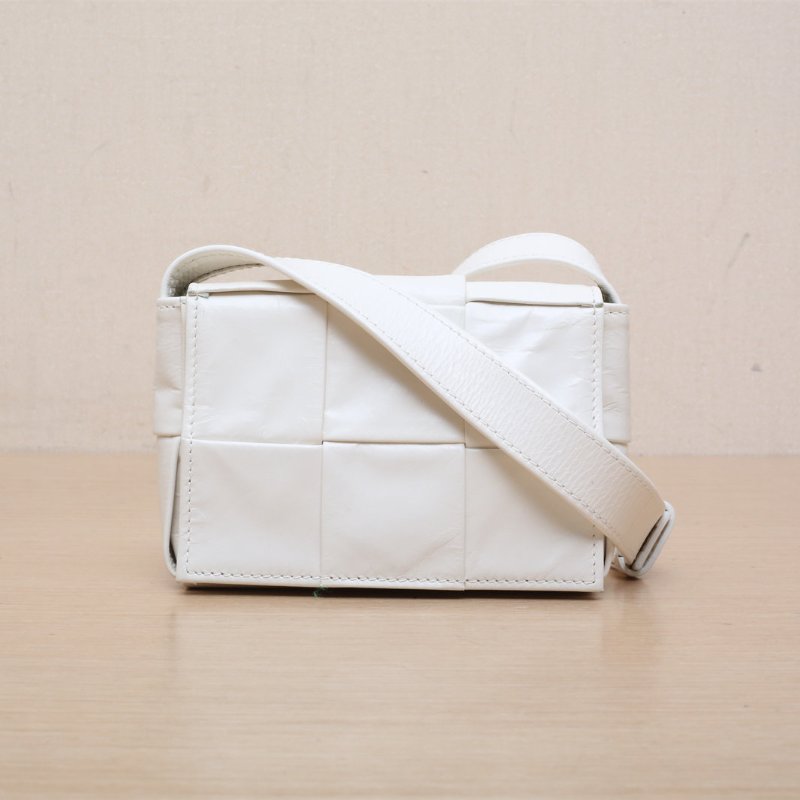 BOTTEGA VENETA CassetteMini12白色牛皮肩背包-1