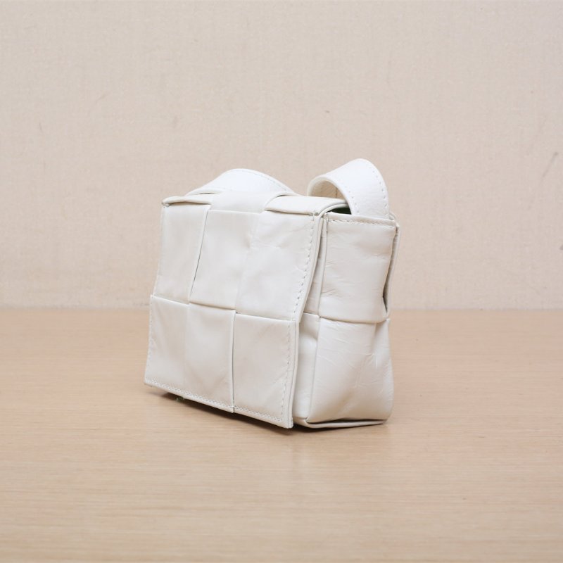 BOTTEGA VENETA CassetteMini12白色牛皮肩背包-2