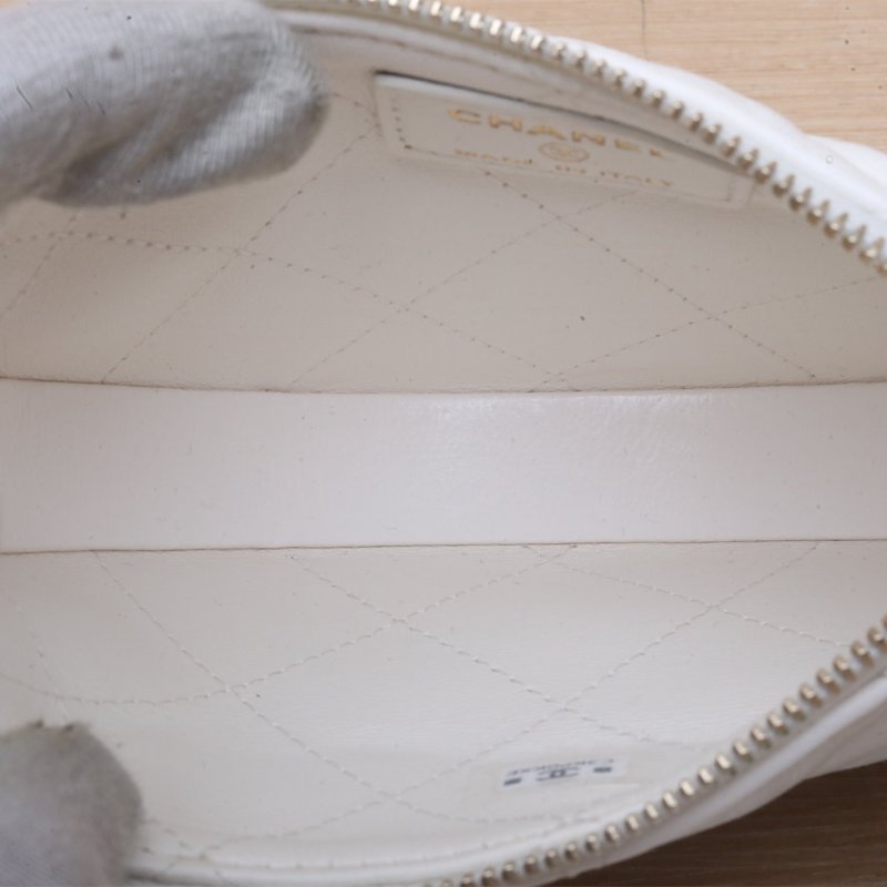 CHANEL 25A超Mini呼啦圈月牙包白色鐳射標金扣皮穿鏈滾邊肩背包-2