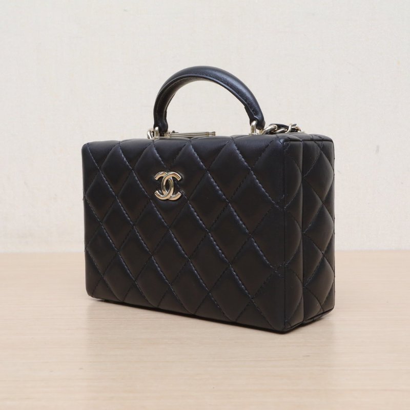 CHANEL 黑色羊皮晶片開淺金扣24K硬箱手提化妝箱肩背包-4