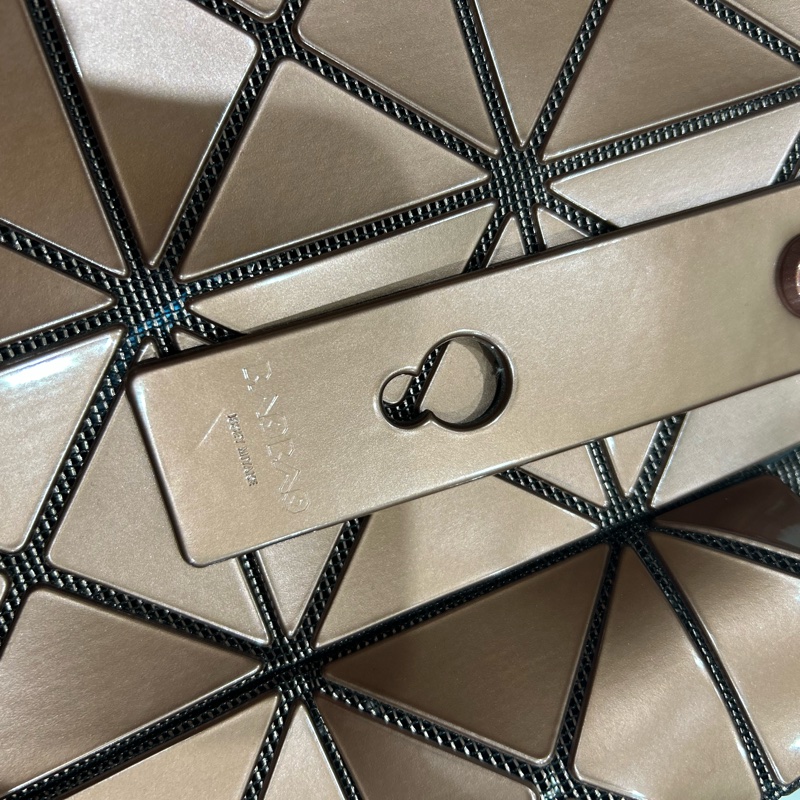 三宅一生 BAO BAO Issey Miyake CARAT 亮面4*4格手提包 鑽石包 棕色-14