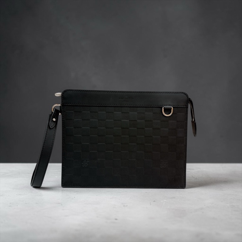 莉亞精品♡LV 黑色手拿包 二手美包-0