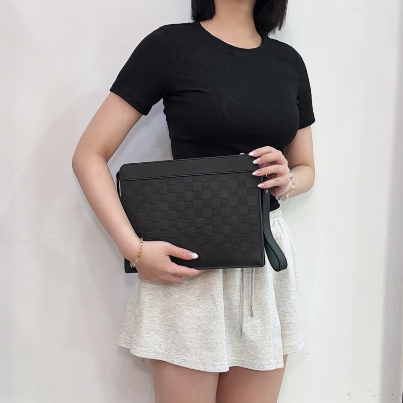 莉亞精品♡LV 黑色手拿包 二手美包-1