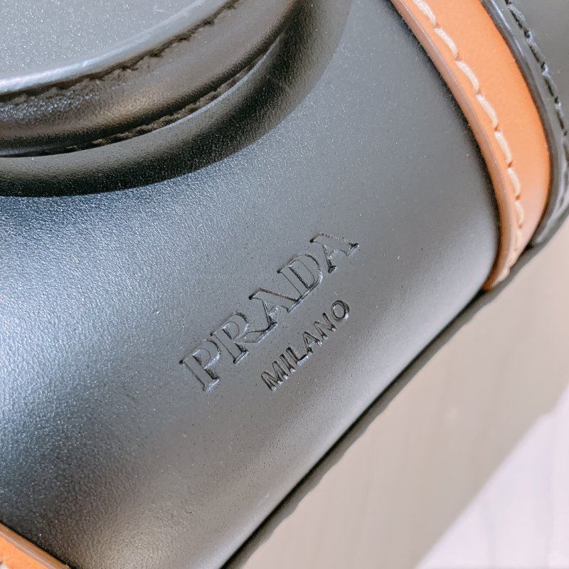 TK2018	Prada 普提拉硬皮肩帶包包 Shoulder Bag Black X Brown Calfskin-16