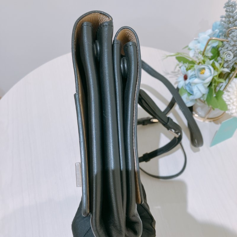 TK2019	Prada 普提拉肩帶包包 30cm Shoulder Bag Black X Nude Calfskin-5