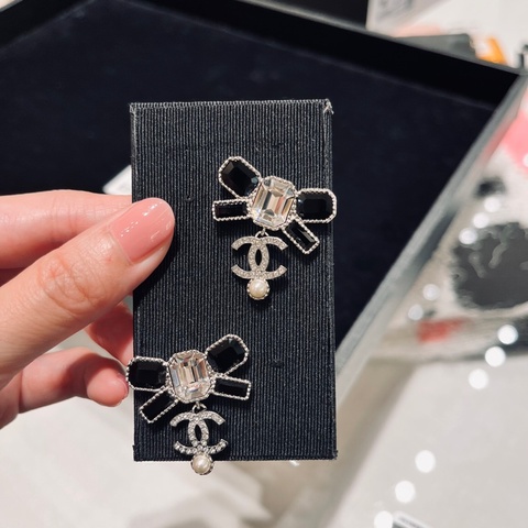Chanel 蝴蝶結🎀方鑽珍珠耳環（針）