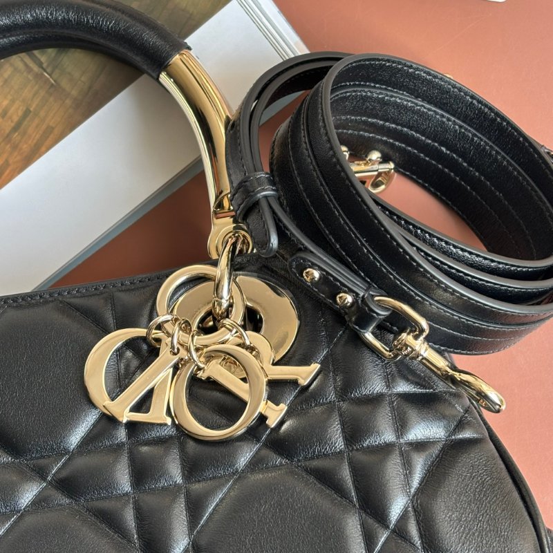 Jisoo 同款 ::Christian Dior::Lady 95.22 Lady Dior 黛妃包 黑色中型籐格紋手提包斜背包 肩背包-3