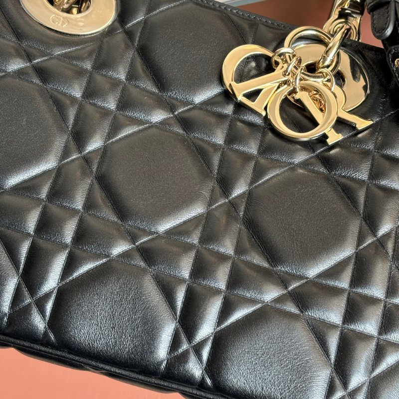 Jisoo 同款 ::Christian Dior::Lady 95.22 Lady Dior 黛妃包 黑色中型籐格紋手提包斜背包 肩背包-6