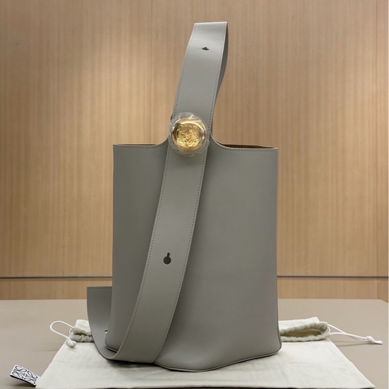 Loewe pebble medium 灰藍-1