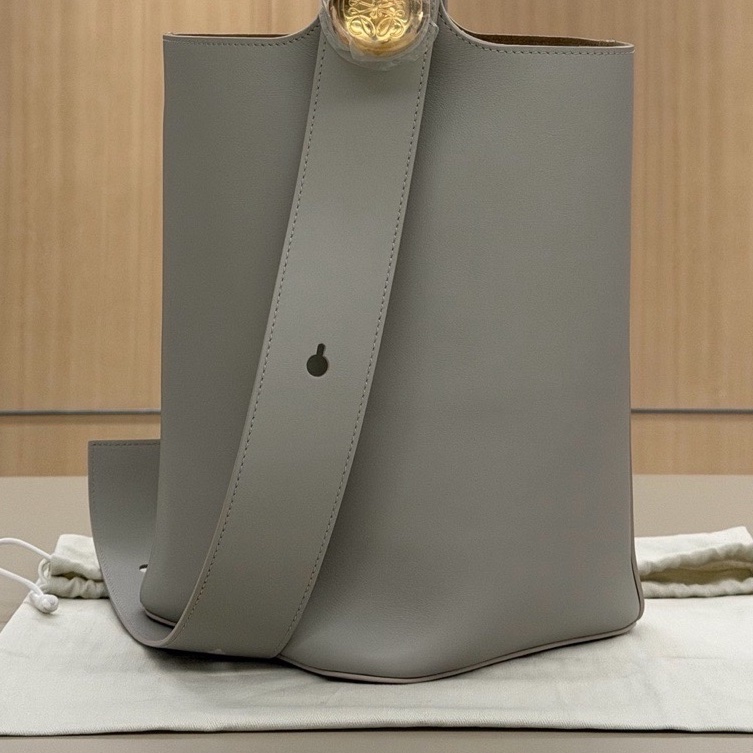 Loewe pebble medium 灰藍-10