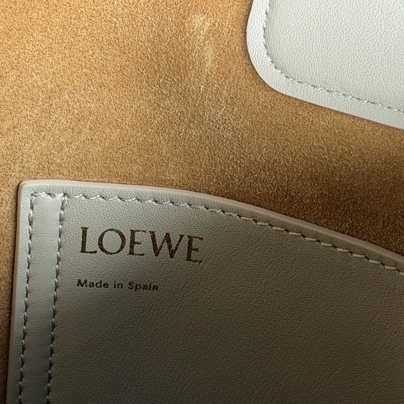 Loewe pebble medium 灰藍中號牛皮肩背包-12