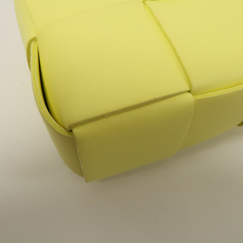 BOTTEGA VENETA 羊皮皮革Mini Cassette Bel肩背袋-11