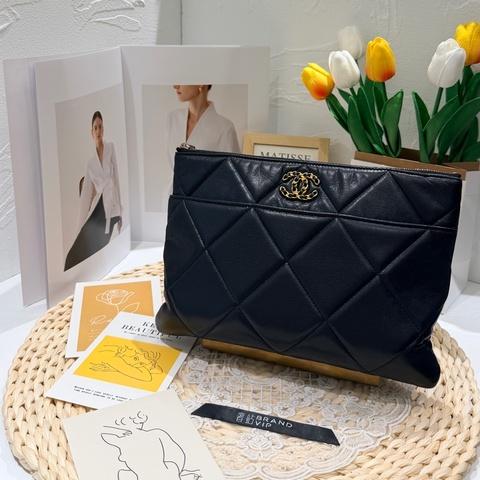 Chanel 19 菱格小羊皮手拿包