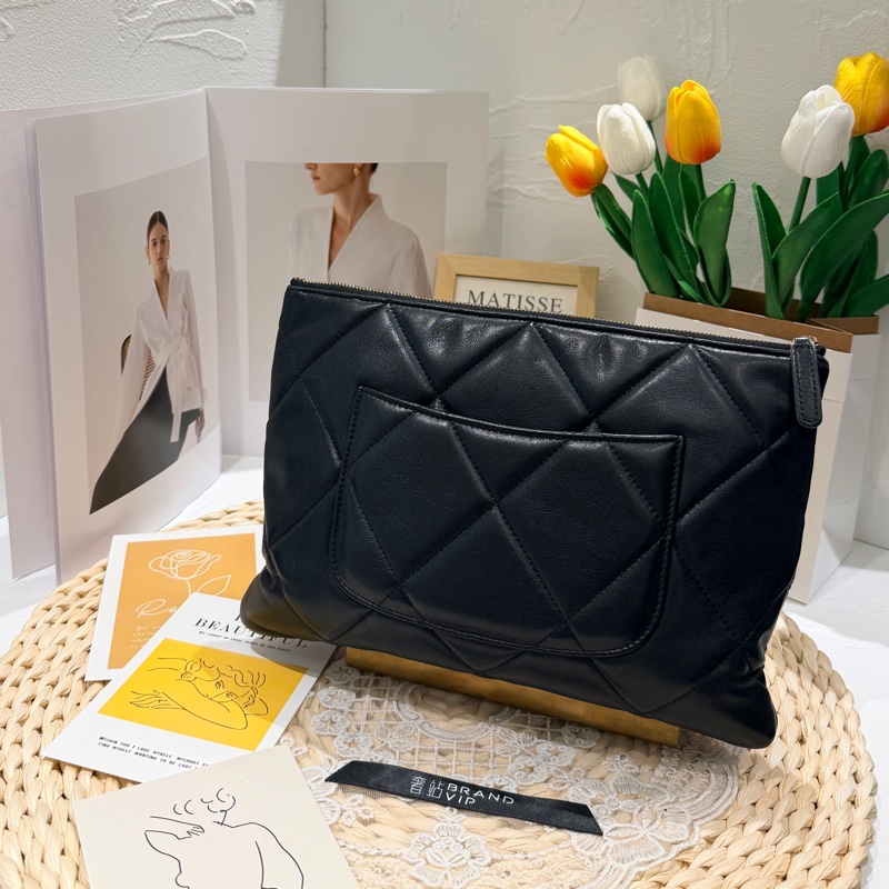 Chanel 19 菱格小羊皮手拿包-1