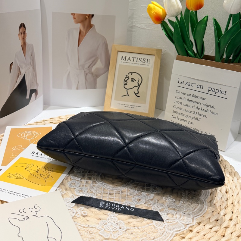 Chanel 19 菱格小羊皮手拿包-2