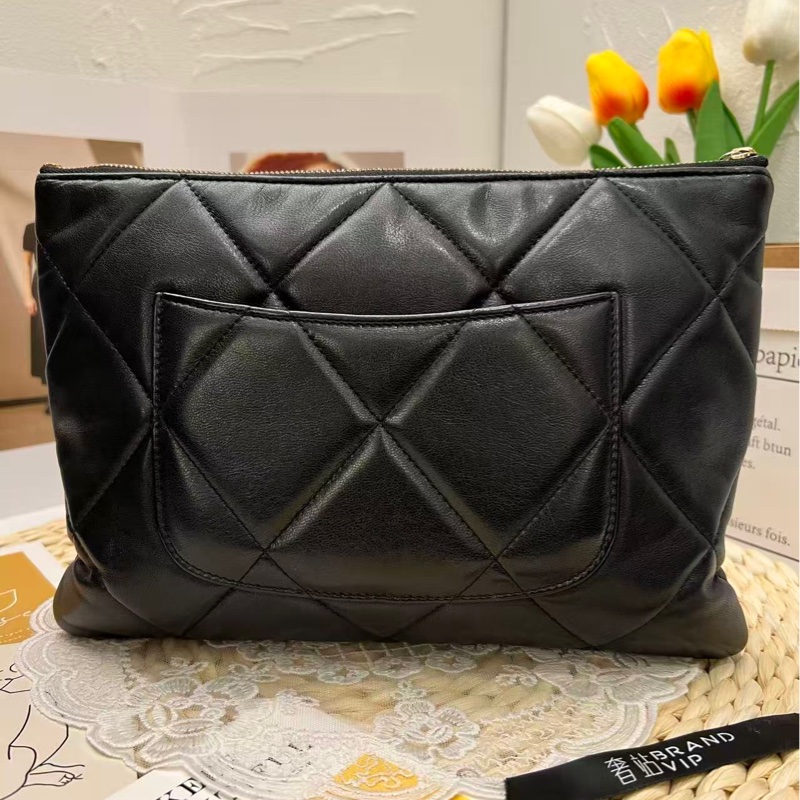 Chanel 19 菱格小羊皮手拿包-7