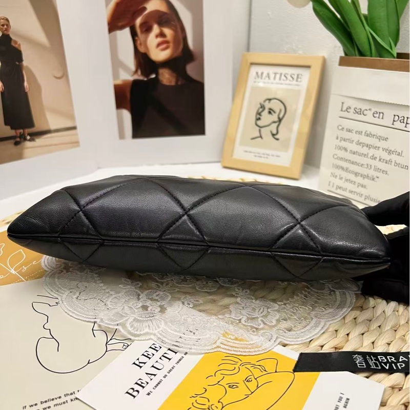 Chanel 19 菱格小羊皮手拿包-8