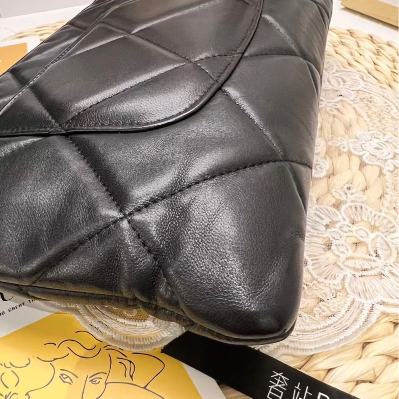 Chanel 19 菱格小羊皮手拿包-10