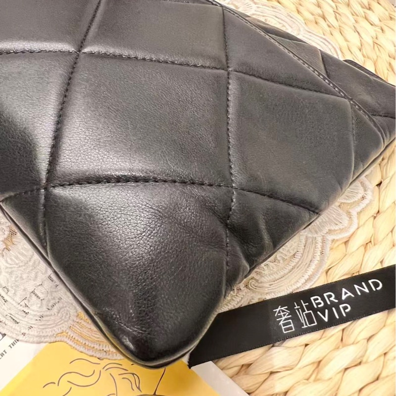 Chanel 19 菱格小羊皮手拿包-11