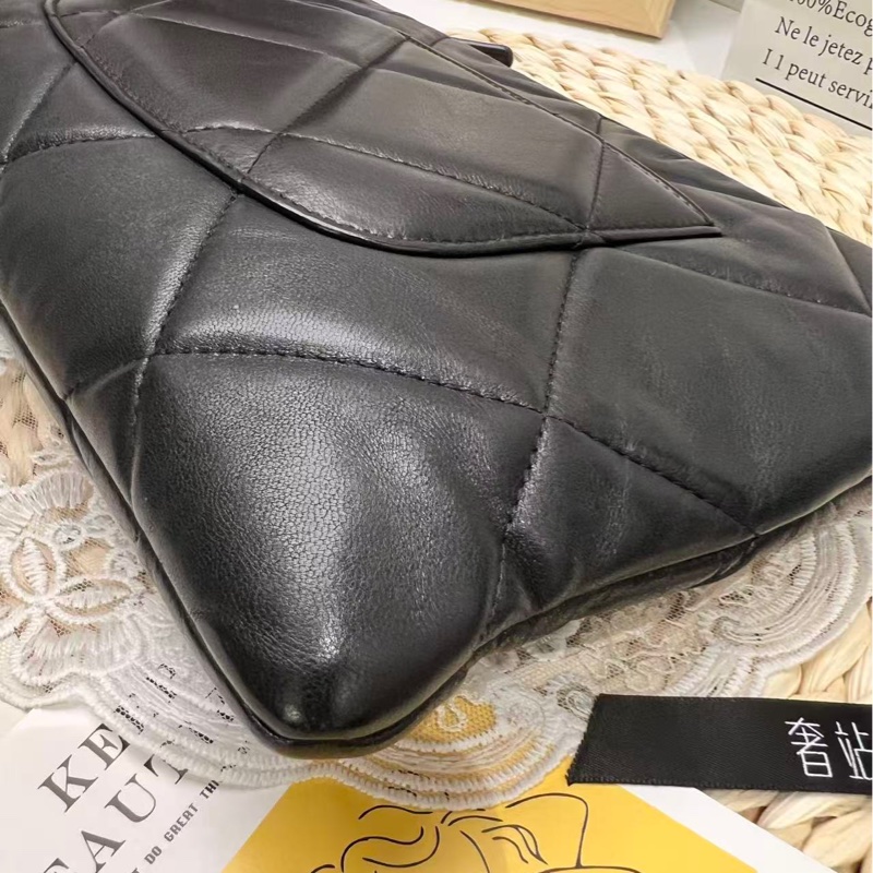 Chanel 19 菱格小羊皮手拿包-12