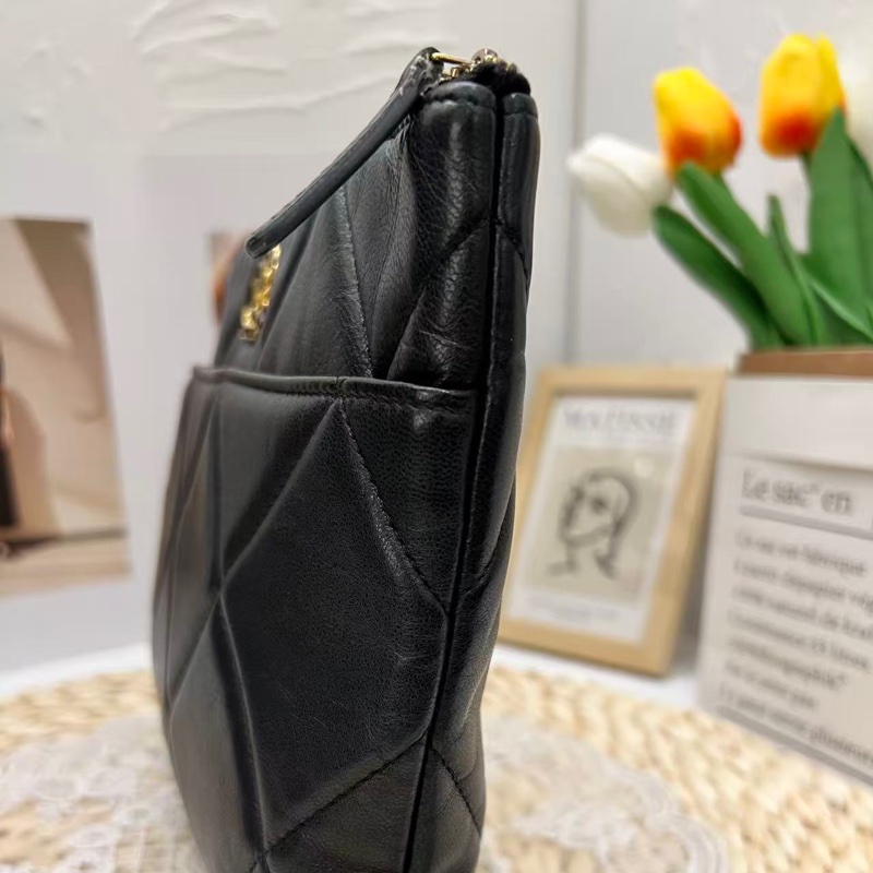 Chanel 19 菱格小羊皮手拿包-13