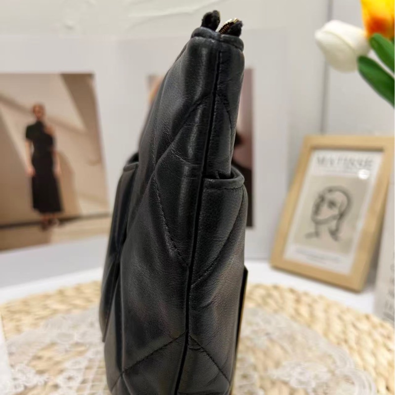 Chanel 19 菱格小羊皮手拿包-14