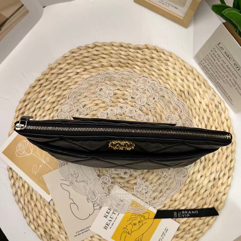 Chanel 19 菱格小羊皮手拿包-15