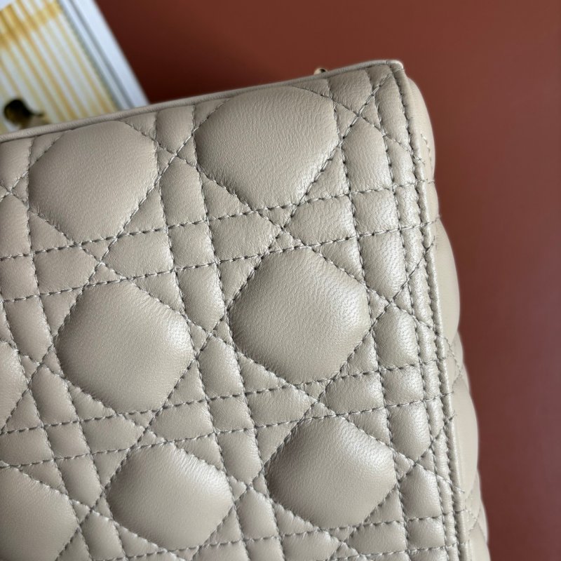 ::Christian Dior:: Lady Dior 淺駝米色 Cannage 5x5籐格紋羊皮黛妃包 手提包 斜背包-11