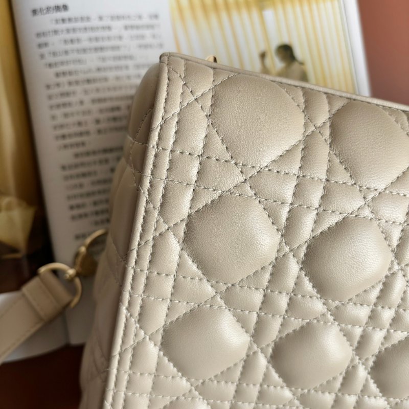 ::Christian Dior:: Lady Dior 淺駝米色 Cannage 5x5籐格紋羊皮黛妃包 手提包 斜背包-12