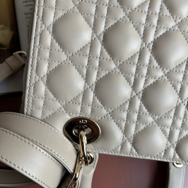 ::Christian Dior:: Lady Dior 淺駝米色 Cannage 5x5籐格紋羊皮黛妃包 手提包 斜背包-13