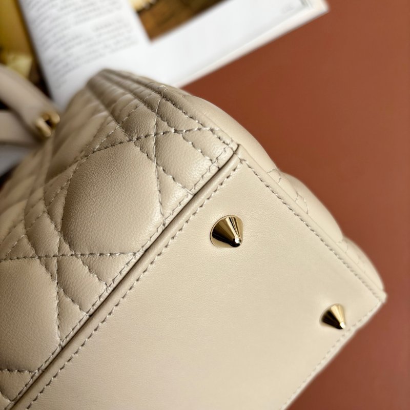 ::Christian Dior:: Lady Dior 淺駝米色 Cannage 5x5籐格紋羊皮黛妃包 手提包 斜背包-21